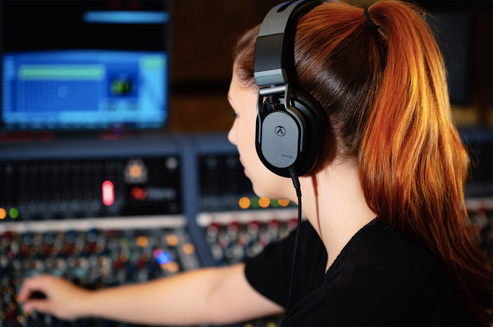 Audífonos profesionales Austrian Audio Hi-X55 con diseño cerrado 