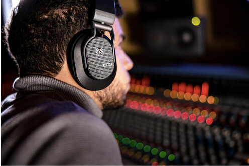 Audífonos profesionales Austrian Audio Hi-X65 con diseño abierto 