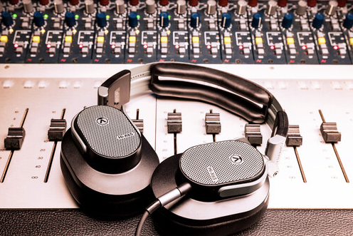 Audífonos profesionales Austrian Audio Hi-X65 con diseño abierto 